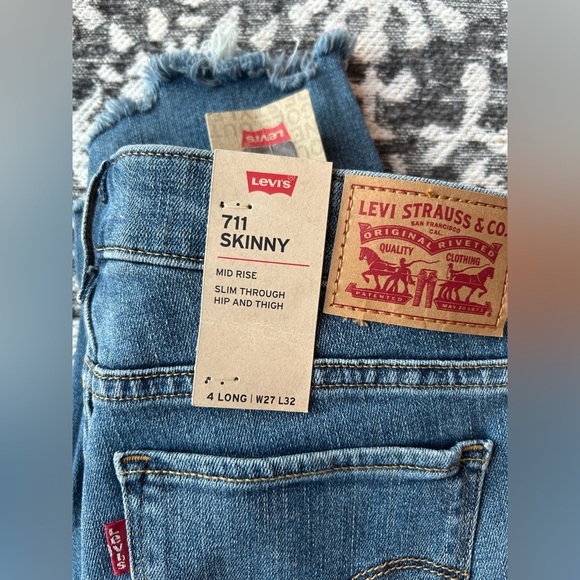 ✨Levi's 711 skinny Distressed Ankle Jeans in Blue - Picture 5 of 13